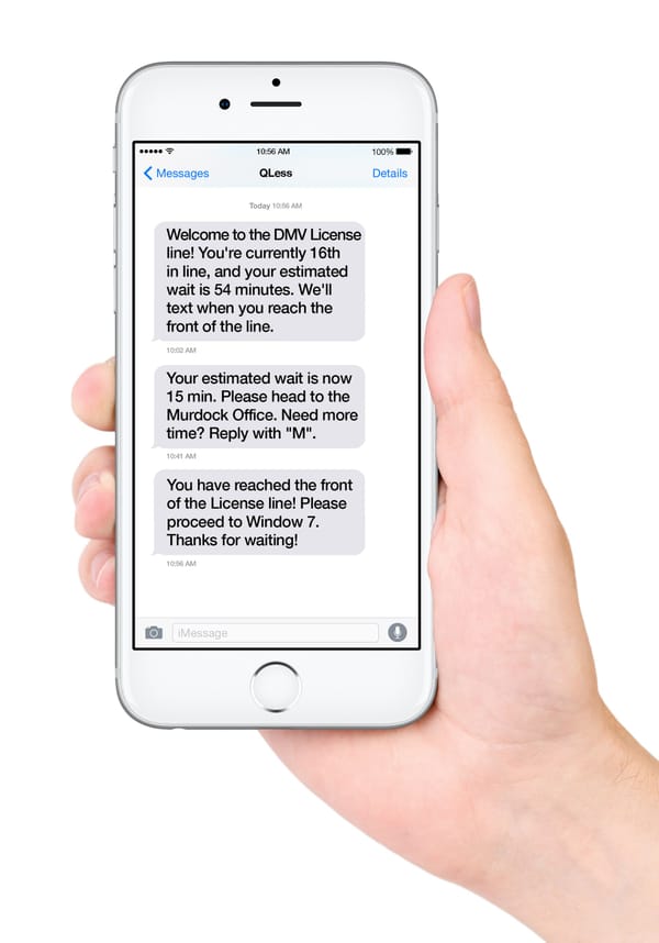 iPhone tenuto in mano con l'app Messaggi aperta e i fumetti della conversazione sullo schermo