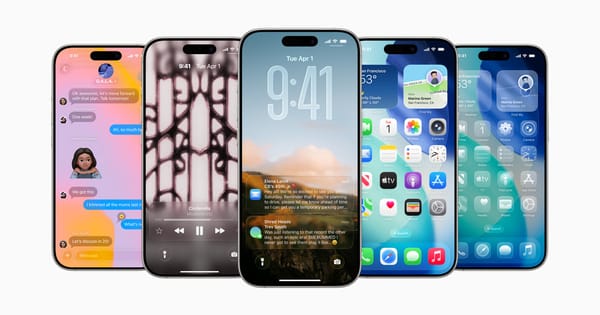 Schermate iOS su cinque iPhone