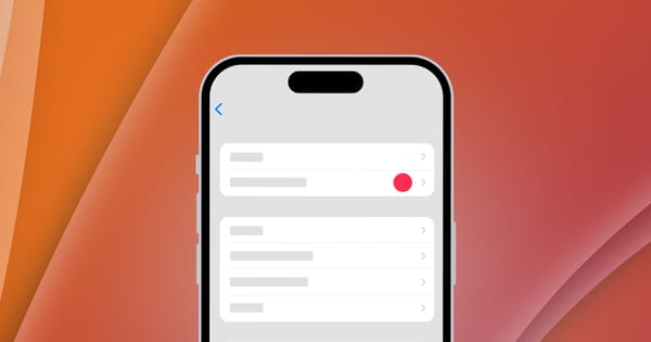 Un iPhone con la schermata impostazioni in stile Apple e l’indicazione di un aggiornamento disponibile
