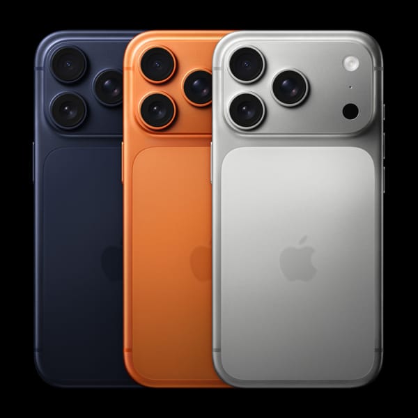 Tre iPhone 17 Pro nelle finiture blu, arancione e argento, visti dal retro