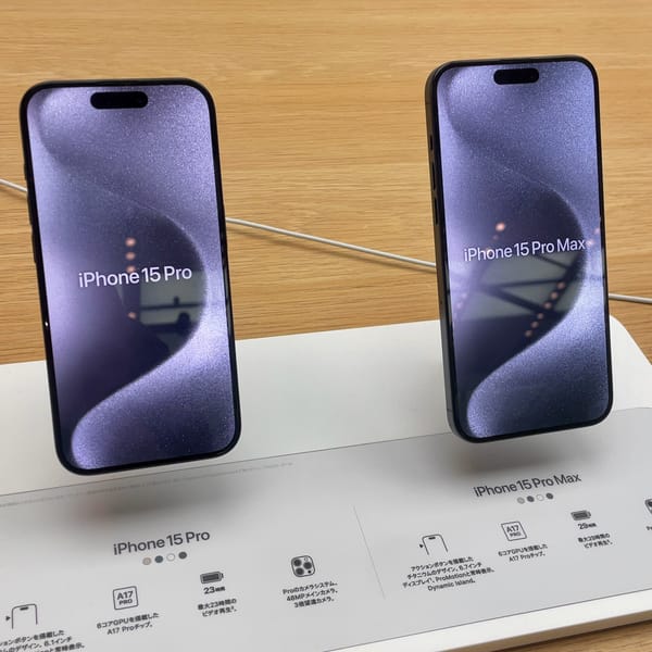 Due iPhone 15 Pro e Pro Max esposti su un banco di un Apple Store