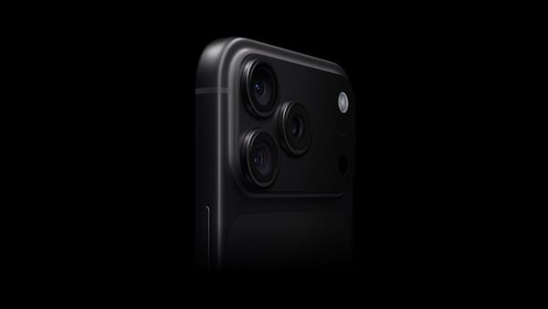 Dettaglio del modulo fotocamera dell'iPhone 18 Pro in nero