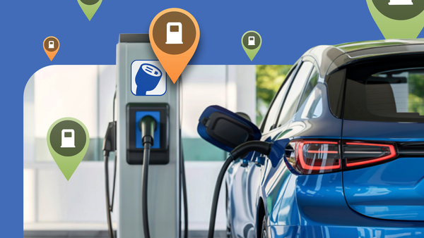 Auto elettrica in ricarica a una colonnina con pin di localizzazione delle stazioni