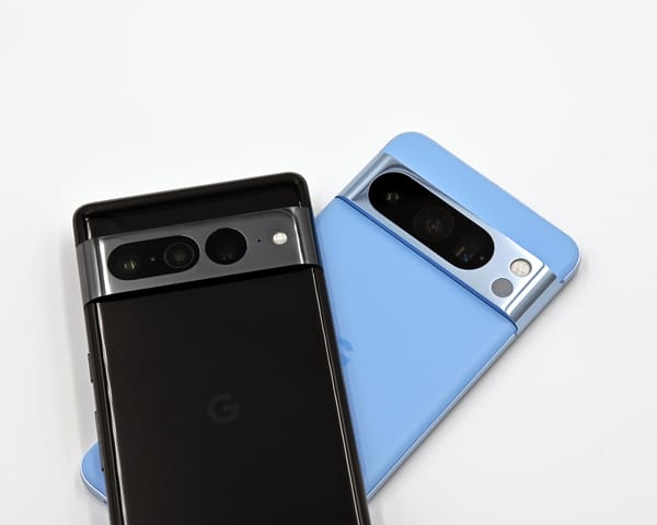 Due smartphone Google Pixel, visti di spalle con la barra fotocamera