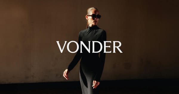 Una modella indossa gli occhiali VONDER nella campagna ufficiale di lancio