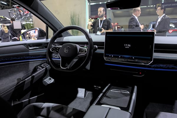 Interni della Volkswagen ID.7 con volante multifunzione e display centrale