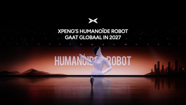 Il robot umanoide XPENG Iron mostrato sul palco della presentazione aziendale