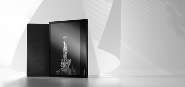 Lettore BOOX Page con schermo e-ink e custodia nera, mostrato su fondo chiaro