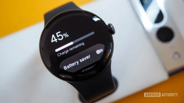 Google Pixel Watch con la schermata di risparmio batteria e il livello di carica al 45 per cento.