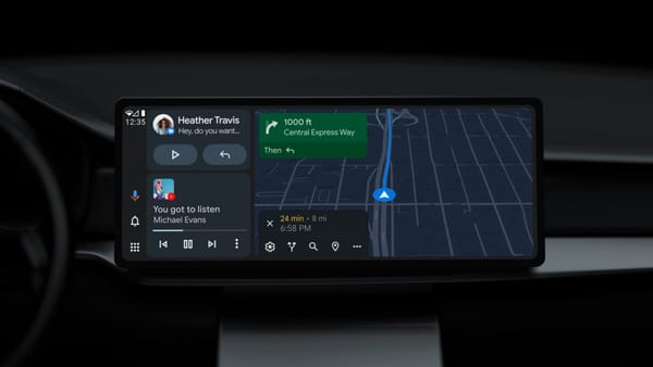 Schermata Android Auto in auto con mappa, indicazioni di svolta, messaggi e controlli musicali