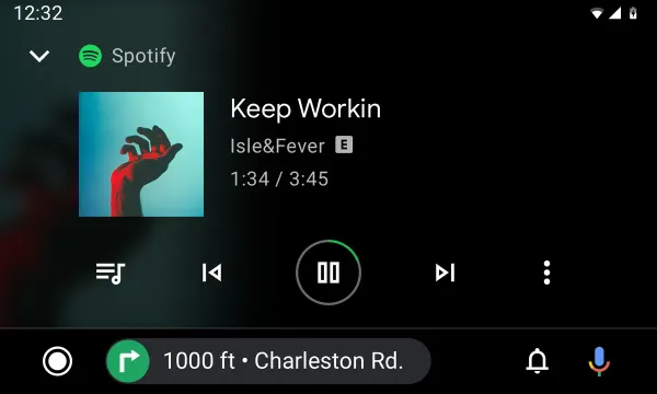 Schermata di Android Auto con controlli Spotify e navigazione sul display dell’auto