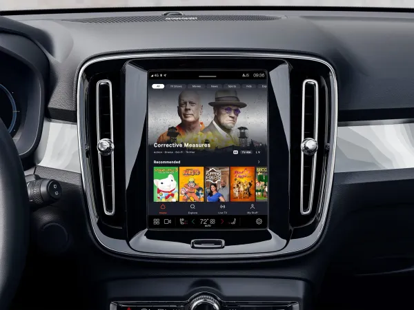 Schermo Android Auto montato nella plancia di un’auto, tra le bocchette dell’aria