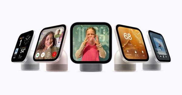 Cinque dispositivi Apple HomeView da tavolo mostrati in diversi colori con schermate di orologio, FaceTime, foto, controlli della casa e musica
