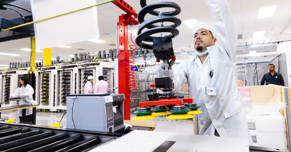 Tecnico al lavoro su una linea di assemblaggio dei server AI nello stabilimento Apple di Houston.