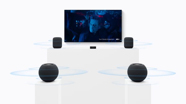 Configurazione Apple per il salotto: schermo con Apple TV, quattro diffusori HomePod e dispositivo Apple TV 4K.
