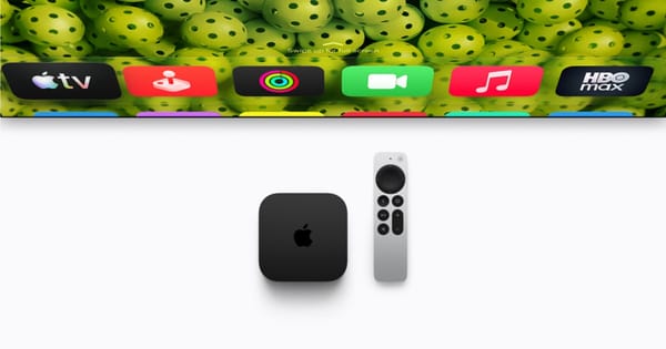 Apple TV 4K nera accanto al telecomando Siri Remote
