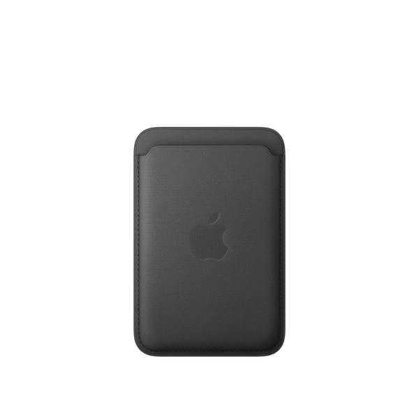 Portafoglio Apple MagSafe in tessuto FineWoven nero, visto dal retro con logo Apple e apertura superiore per le carte.