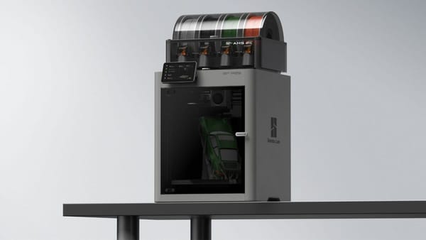 Stampante 3D Bambu Lab P2S con modulo AMS 2 Pro montato sopra la camera di stampa
