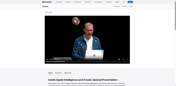 Relatore Apple sul palco durante una sessione WWDC26, con una spilla rotonda mostrata accanto a lui e altri pin sulla giacca.
