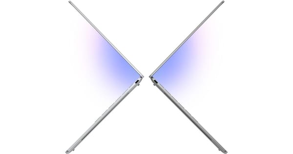 Due notebook Dell XPS 13 sottili, mostrati di profilo mentre gli schermi aperti formano una V