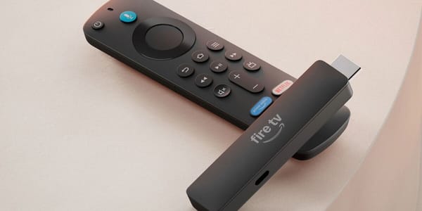 Fire TV Stick e telecomando vocale Alexa su sfondo chiaro