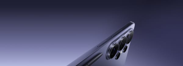 Galaxy S26 Ultra visto dal retro con la S Pen, su sfondo viola scuro
