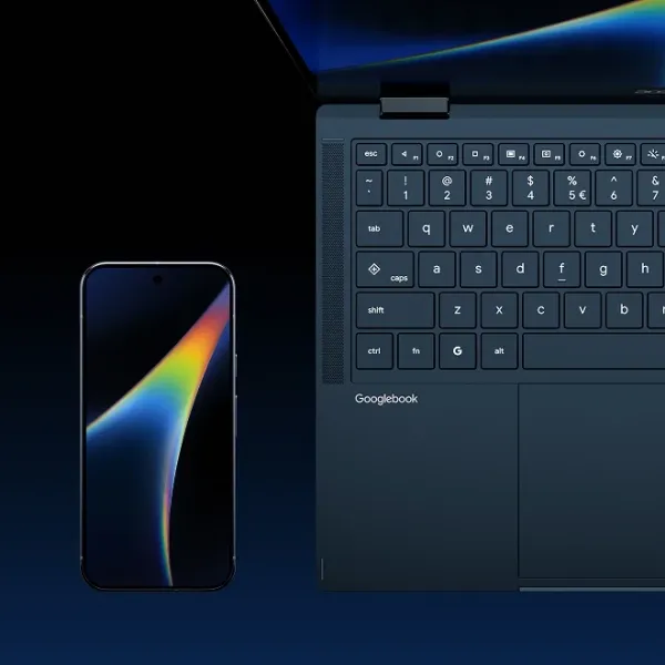 Laptop Googlebook aperto accanto a uno smartphone Android su uno sfondo scuro