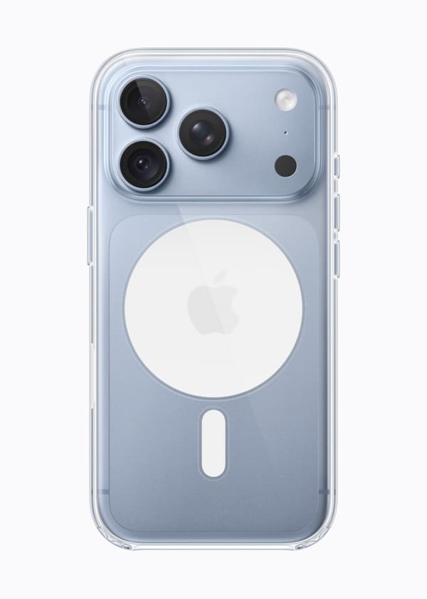 iPhone 18 Pro azzurro nella custodia trasparente ufficiale, visto dal retro con anello magnetico bianco e tripla fotocamera