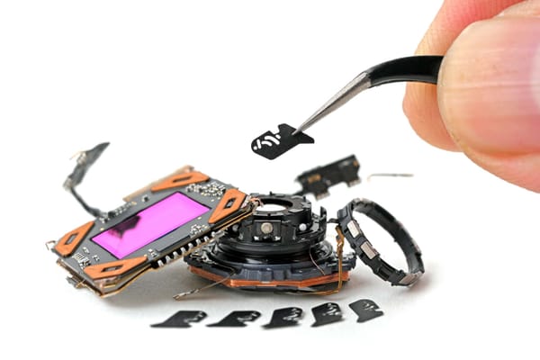 Componenti interni di iPhone 18 Pro smontati da iFixit, con il gruppo della fotocamera a apertura variabile