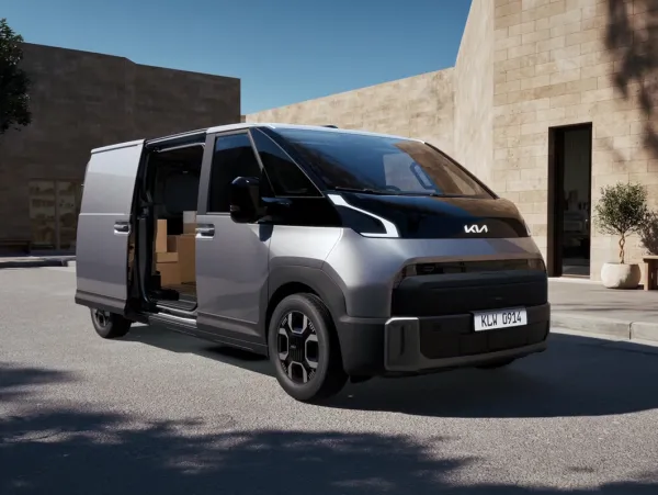 Kia PV7 grigio con portiera laterale aperta e scatole nel vano di carico