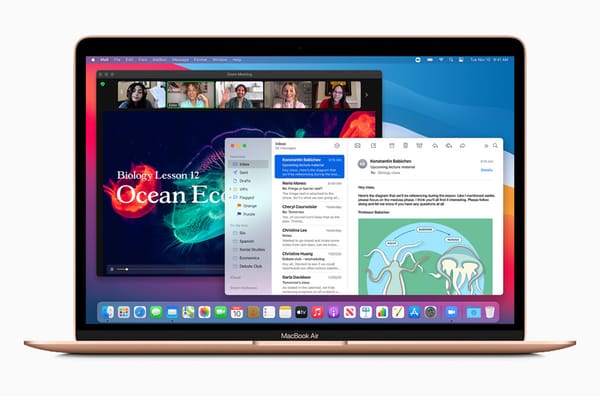 MacBook Air M1 dorato con lo schermo di macOS e finestre aperte
