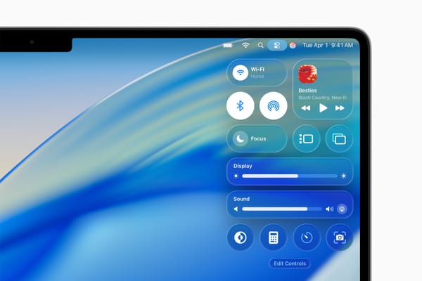 Centro di Controllo aperto su un MacBook Pro, con i cursori di luminosità dello schermo e volume audio visibili.