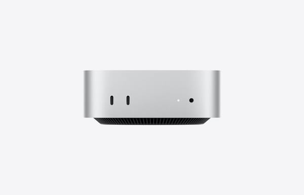 Mac mini M6 argento visto frontalmente, con porte USB-C, spia luminosa e griglia di ventilazione