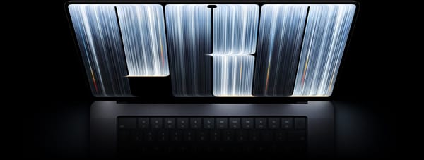 MacBook Pro con display PROLED XDR aperto, con tastiera e schermo OLED in evidenza, nell’immagine ufficiale Apple.