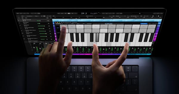Una mano usa i tasti musicali sul display touch del MacBook Pro