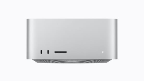 Mac Studio argento mostrato frontalmente su sfondo chiaro, con porte USB-C, lettore SDXC e base ventilata. Immagine Apple.