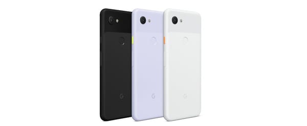 Tre Google Pixel 3a nei colori nero, viola chiaro e bianco, mostrati dal retro.
