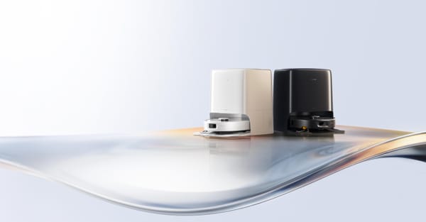 Roborock Qrevo 2 Pro bianco e nero con le rispettive stazioni multifunzione