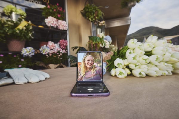 Smartphone Motorola Razr aperto in Flex View, con fotocamera e schermo interno visibili