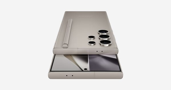 Samsung Galaxy S24 Ultra visto sul retro e frontalmente