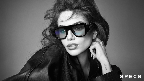 Modella con gli occhiali AR SPECS di Snap
