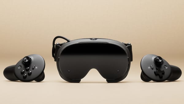 Visore Steam Frame nero affiancato dai due controller ufficiali, su fondo beige.