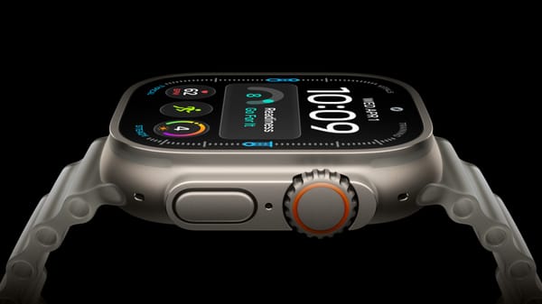 Apple Watch Ultra 4 con cassa robusta in titanio e quadrante di attività
