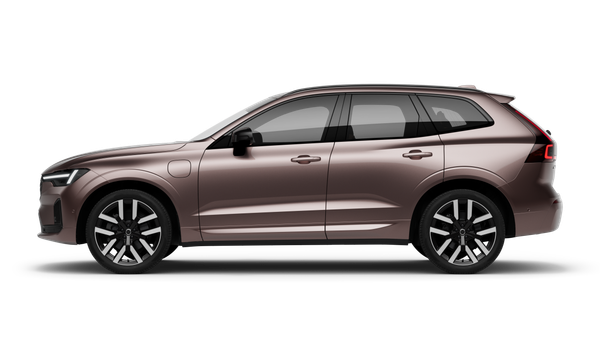 Volvo XC60 Long Range plug-in hybrid aggiornata, vista laterale su sfondo trasparente; immagine ufficiale Volvo Cars