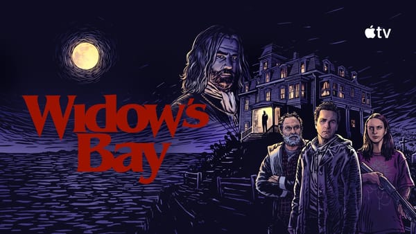 Artwork ufficiale di Widow’s Bay: un uomo e tre personaggi davanti a una casa su un’isola, sotto la luna