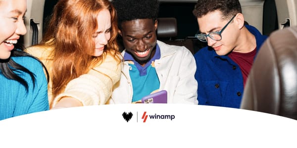 Quattro persone ascoltano musica in auto con uno smartphone, nell’immagine promozionale ufficiale di Winamp.
