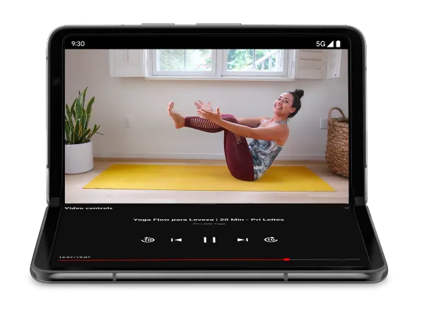 YouTube riprodotto in orizzontale su un Google Pixel Fold aperto a metà, con i controlli nella parte inferiore.